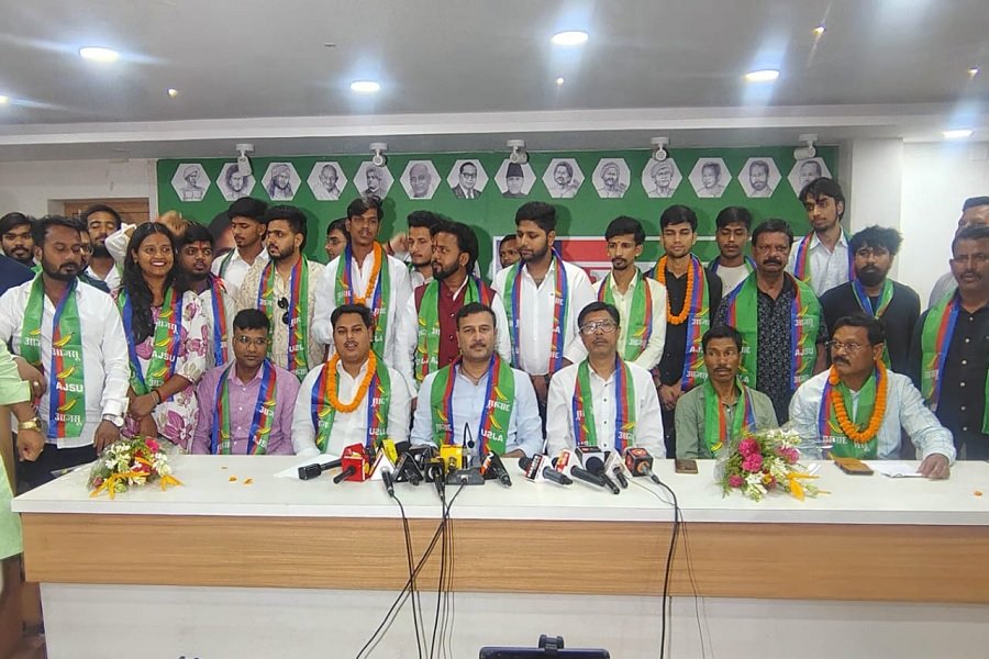 स्वार्थ के लिए राज्य सरकार कर रही राज्यपाल के अधिकारों पर प्रहार : सुदेश महतो