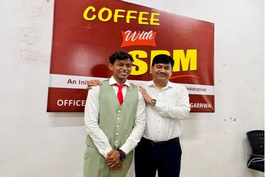 Coffee with SDM: यूट्यूबर राजाराम को एसडीएम संजय कुमार ने किया सम्मानित
