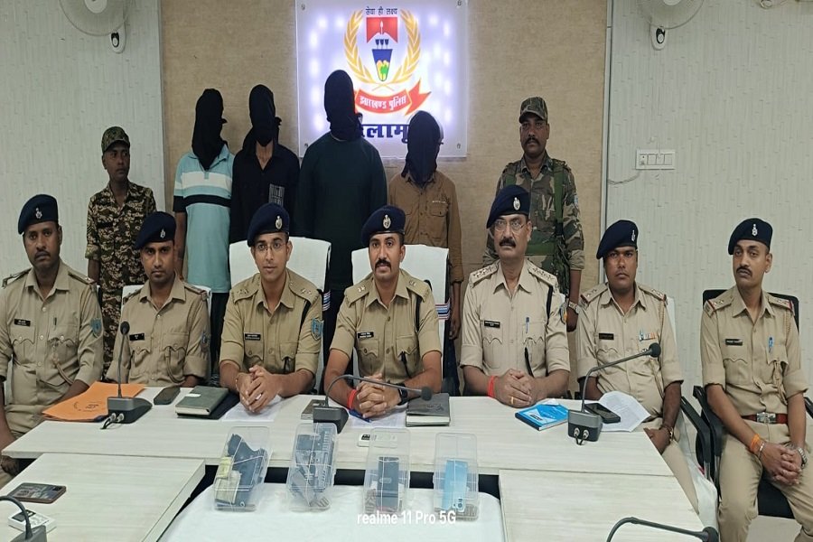 पलामू में संगठित अपराध गिरोह के 4 सदस्य हथियार और रंगदारी की रकम के साथ गिरफ्तार