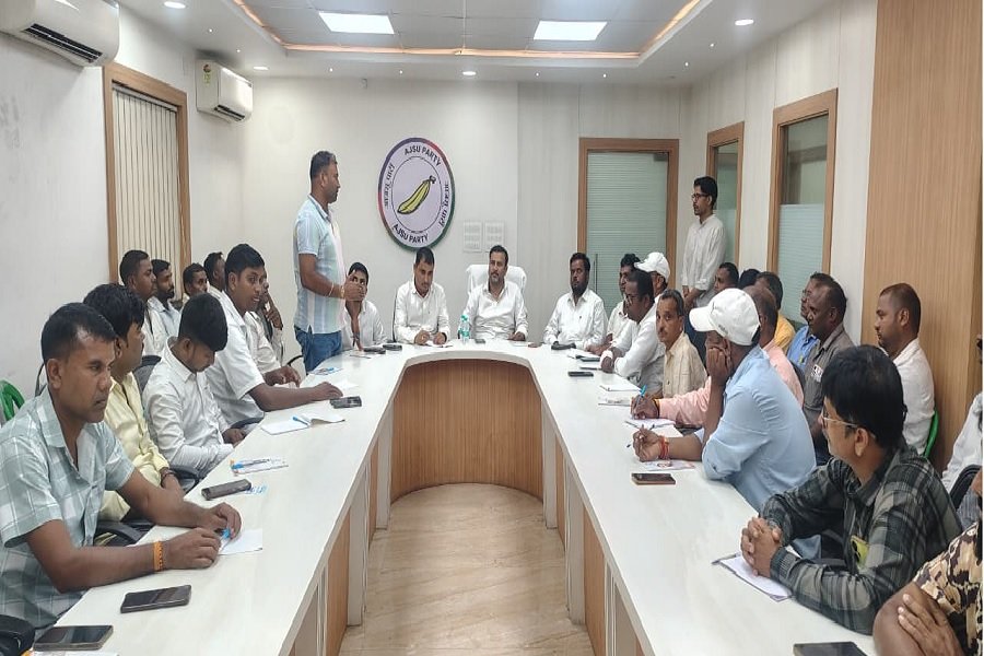 आजसू पार्टी की बड़कागांव विधानसभा समीक्षा बैठक संपन्न, कई मुद्दों पर हुई चर्चा