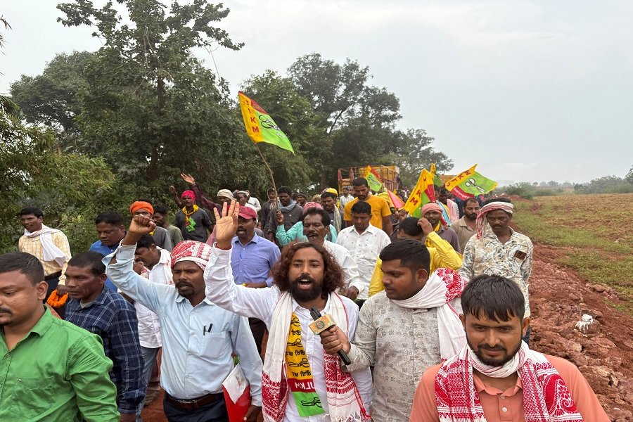JLKM उतरा सड़क पर, कहा- लोहरदगा हिंडाल्को पाखर माइंस आदिवासी विस्थापितों के साथ न्याय करे