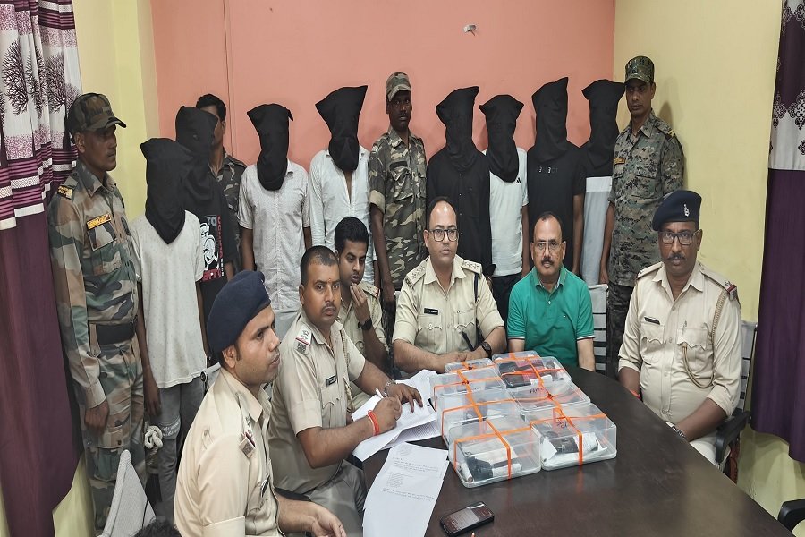 ज्वेलरी लूट की बड़ी साजिश नाकाम: दुर्दांत अपराधी अजीत उर्फ छोटू समेत 8 गिरफ्तार, हथियारों का जखीरा जब्त