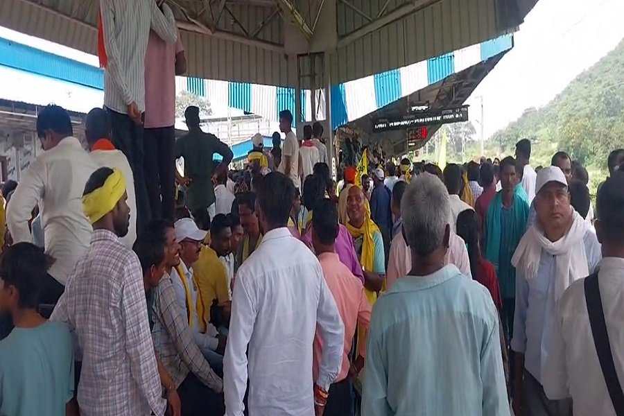 कुड़मी आंदोलन का असर: 15 से अधिक स्टेशनों पर रेलवे ट्रैक जाम, आदिवासी दर्जे की मांग पर प्रदर्शन जारी