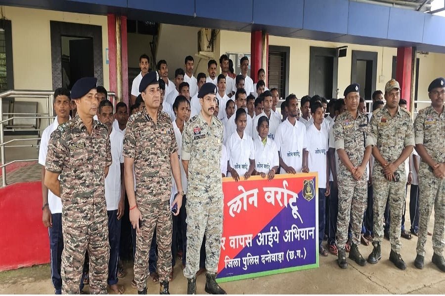 छत्तीसगढ़ में 71 नक्सलियों ने किया सरेंडर,  21 महिलाएं और कई नाबालिग लौटे हैं मुख्यधारा में