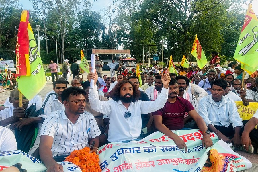 गुमला: JLKM नेता देवेंद्रनाथ महतो ने ग्रामसभा की सहमति के बिना सड़क निर्माण का विरोध