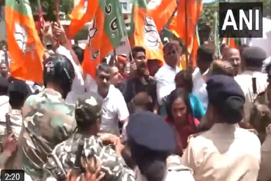 रांची में कांग्रेस दफ्तर पर BJP कार्यकर्ताओं का हंगामा, तनाव के बाद पुलिस ने संभाला मोर्चा