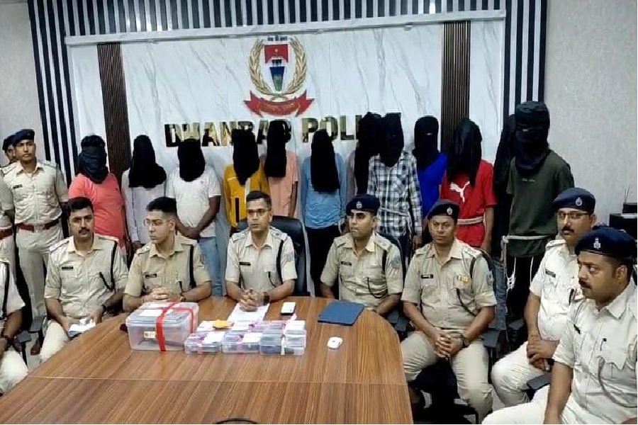 रंगदारी और फायरिंग की साजिश नाकाम, पुलिस ने तोड़ा धनबाद के सबसे खतरनाक गिरोह का नेटवर्क, 12 शिकंजे में