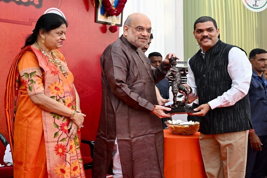 कोयला मज़दूरों के सम्मान में भाजपा नेता प्रकाश सिंह ने गृहमंत्री अमित शाह को भेंट की प्रतीक-प्रतिमा