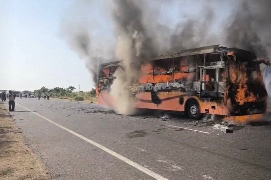 जैसलमेर में भीषण बस हादसा: चलती बस में लगी आग, 18 यात्रियों के मरने की आशंका