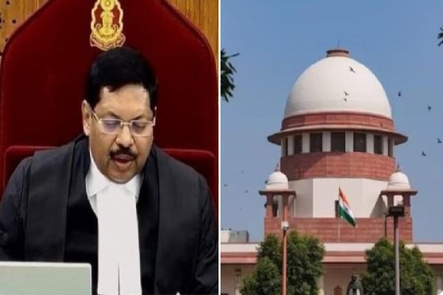 सुप्रीम कोर्ट में वकील ने CJI गवई की ओर जूता फेंकने की कोशिश की, कहा- “सनातन का अपमान नहीं सहेंगे”