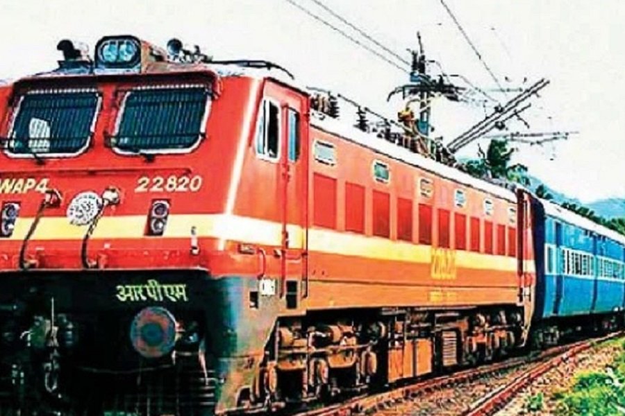 कर्मभूमि एक्सप्रेस बनी मौत की पटरी: मुंबई से बिहार लौट रहे 3 यात्री गिरे, 2 की मौत