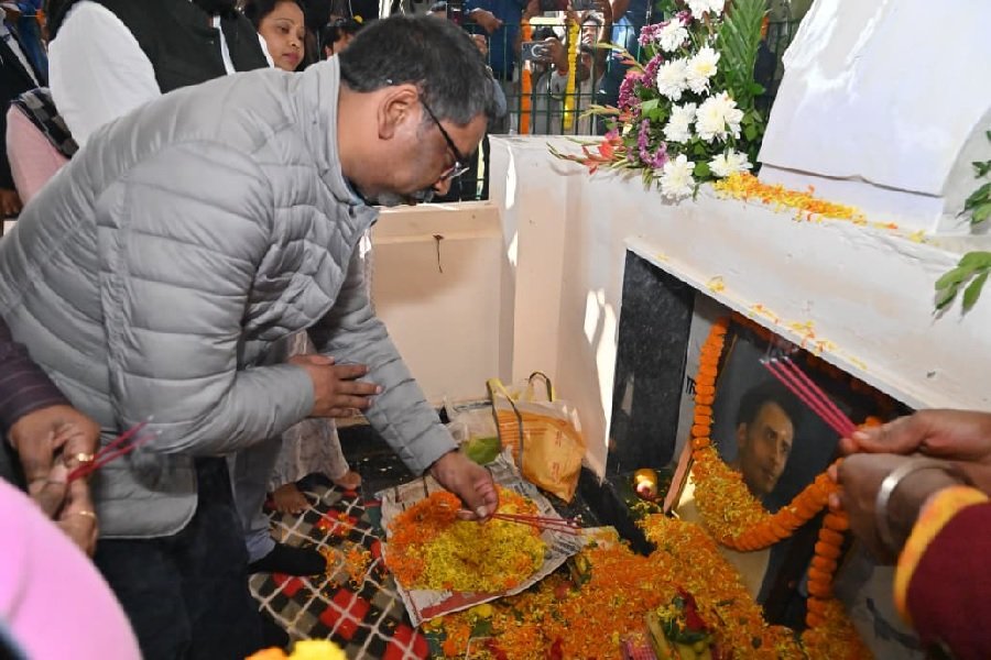 सीएम हेमंत सोरेन ने दादा सोबरन सोरेन को दी श्रद्धांजलि, कहा- विकास और अधिकारों की नई राह पर झारखंड