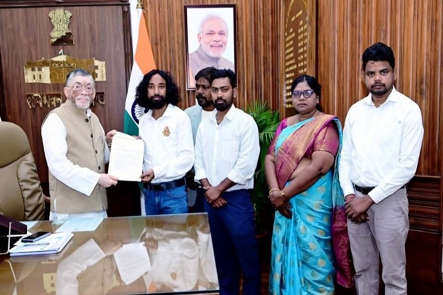 3 साल से अटकी स्कॉलरशिप पर छात्रों की बढ़ी चिंता, JLKM नेता देवेंद्रनाथ महतो की राज्यपाल से गुहार