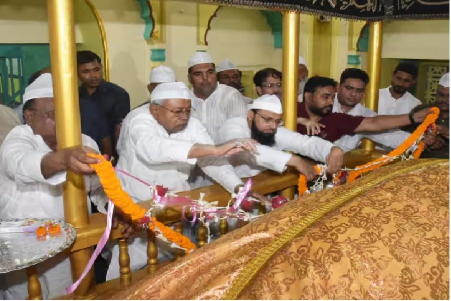 एग्जिट पोल में NDA आगे, नीतीश कुमार ने दरगाह शरीफ पहुंचकर टेका माथा, सियासी गलियारों में बढ़ी चर्चाएं