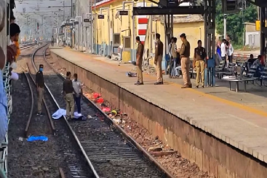 कार्तिक पूर्णिमा पर मिर्जापुर में त्रासदी: चुनार स्टेशन पर कालका मेल से कटकर 6 श्रद्धालुओं की दर्दनाक मौत