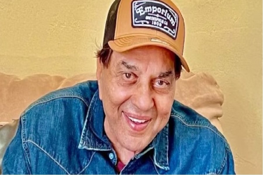 धर्मेंद्र की तबीयत बिगड़ी, ब्रीच कैंडी अस्पताल में वेंटिलेटर पर शिफ्ट; फैंस में बेचैनी