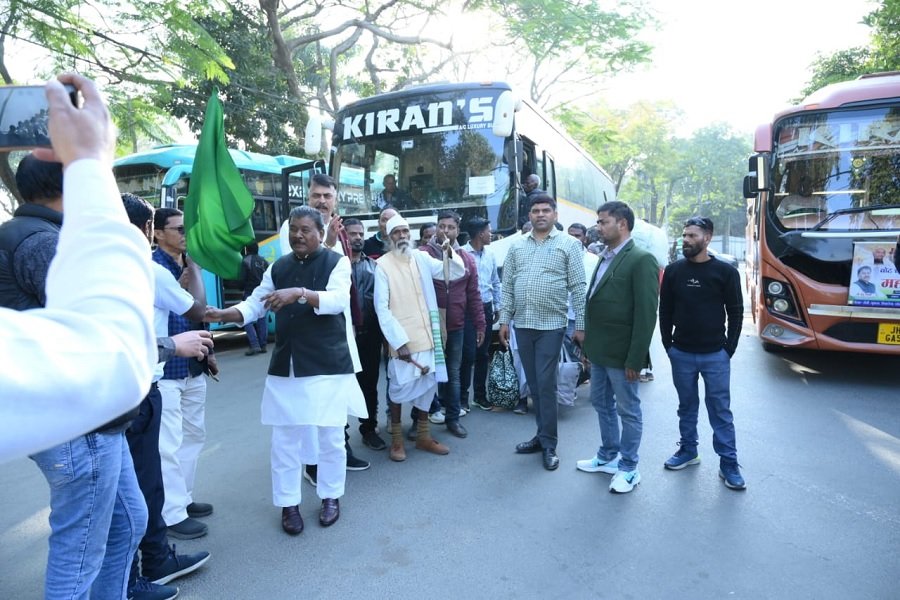 रांची से 300 टाना भगतों के साथ बंधु तिर्की दिल्ली रवाना, रामलीला में “वोट चोर गद्दी छोड़” रैली में शामिल होंगे