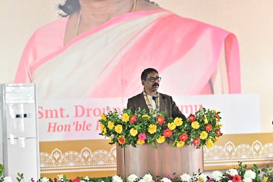 सीएम हेमंत सोरेन ने ओलचिकी शताब्दी समारोह में आदिवासी भाषाओं और संस्कृति के संरक्षण पर जताया संकल्प