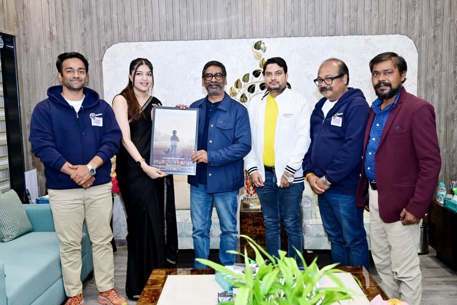 CM हेमंत सोरेन से मिली ‘मुर्गा ट्रॉफी’फिल्म की टीम, निर्देशक शशि वर्मा से झारखंड में सिनेमा के वातावरण पर चर्चा