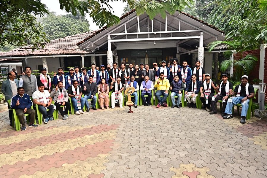 सैयद मुश्ताक अली ट्रॉफी जीतने वाली टीम से मिले सीएम हेमंत सोरेन और कल्पना, खेलों के मजबूत ढांचे पर किया फोकस