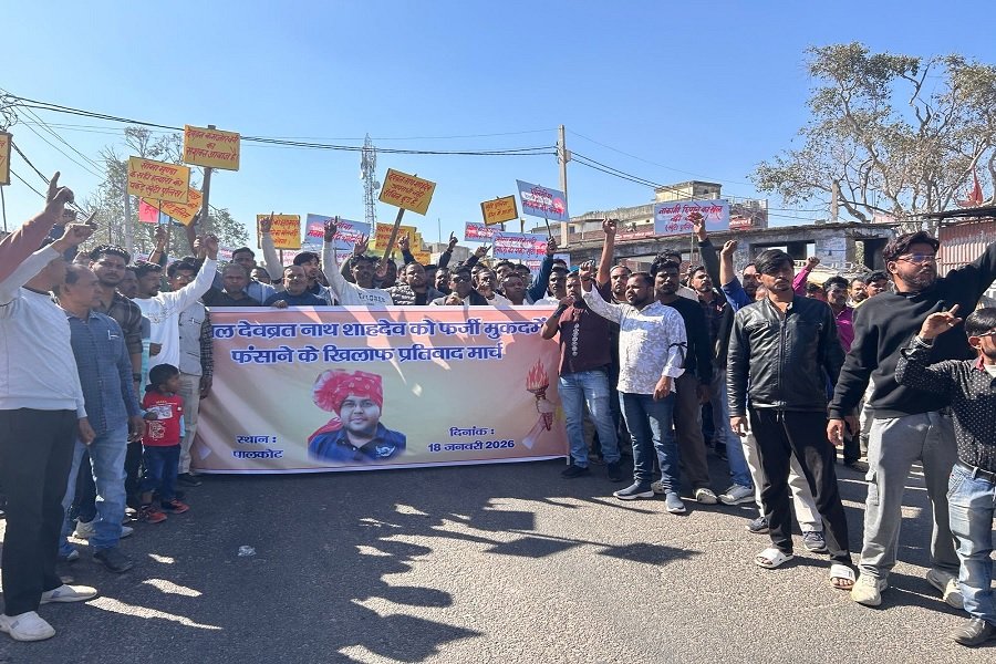 सोमा मुंडा हत्याकांड: देवब्रत शाहदेव की गिरफ्तारी के खिलाफ पालकोट में सड़कों पर उतरे ग्रामीण