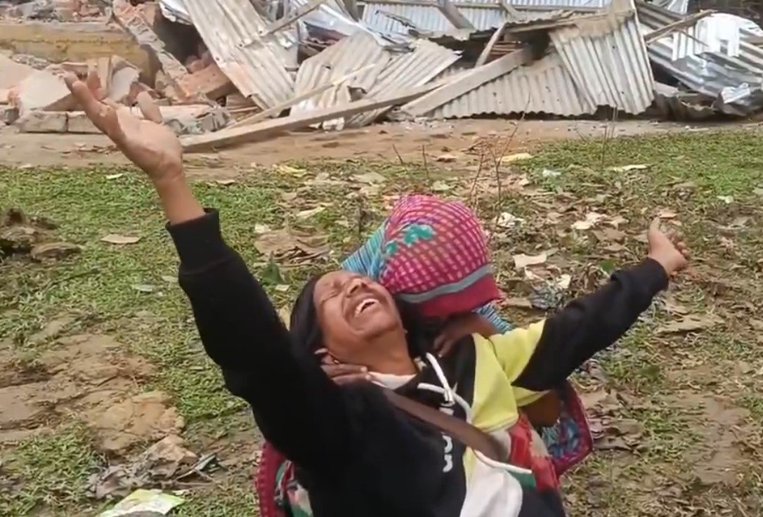 असम बेदख़ली ड्राइव: ठिठुरती ठंड में नदी किनारे प्लास्टिक-टीन की झुग्गियों में जीने को मजबूर सैकड़ों लोग